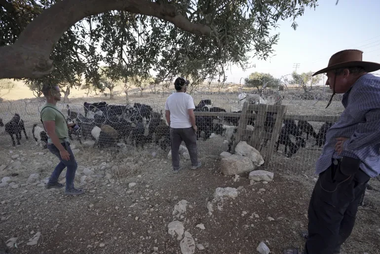 مستوطنون يحاصرون القرى الفلسطينية