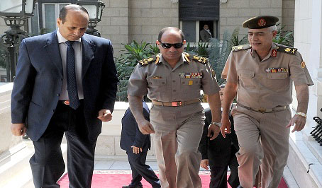 السيسي وبعض قيادات الجيش (الأرشيف)