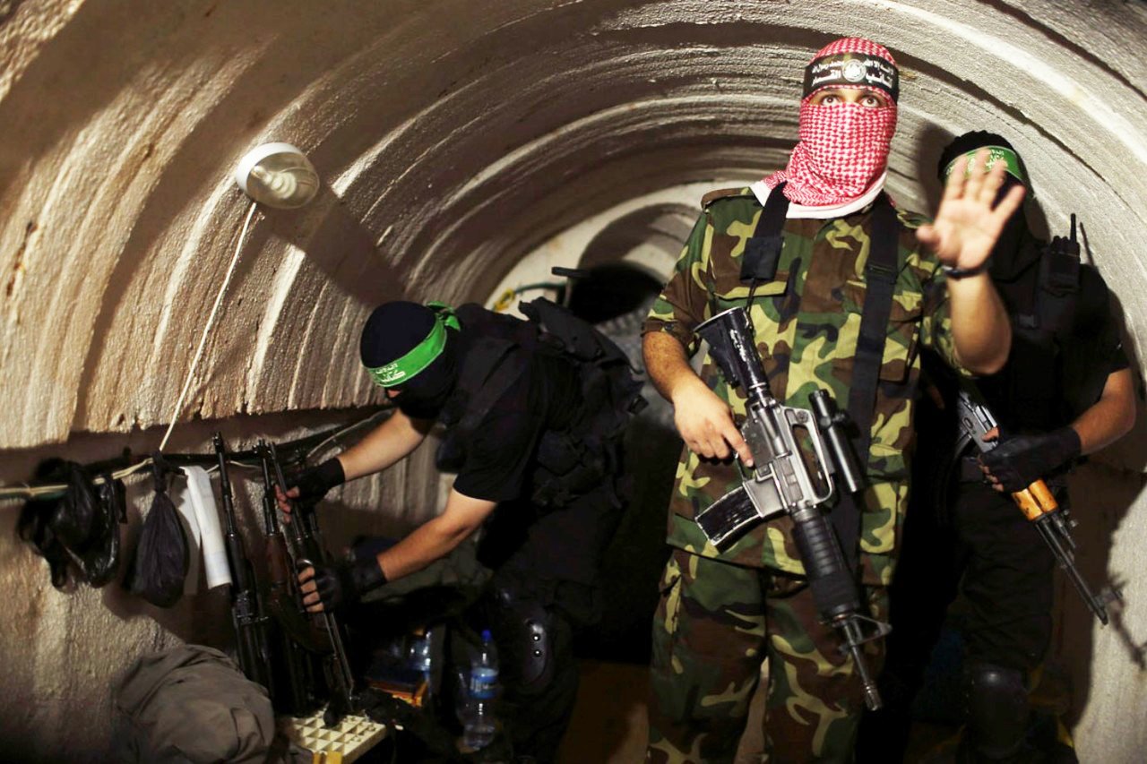 في أحد الأنفاق