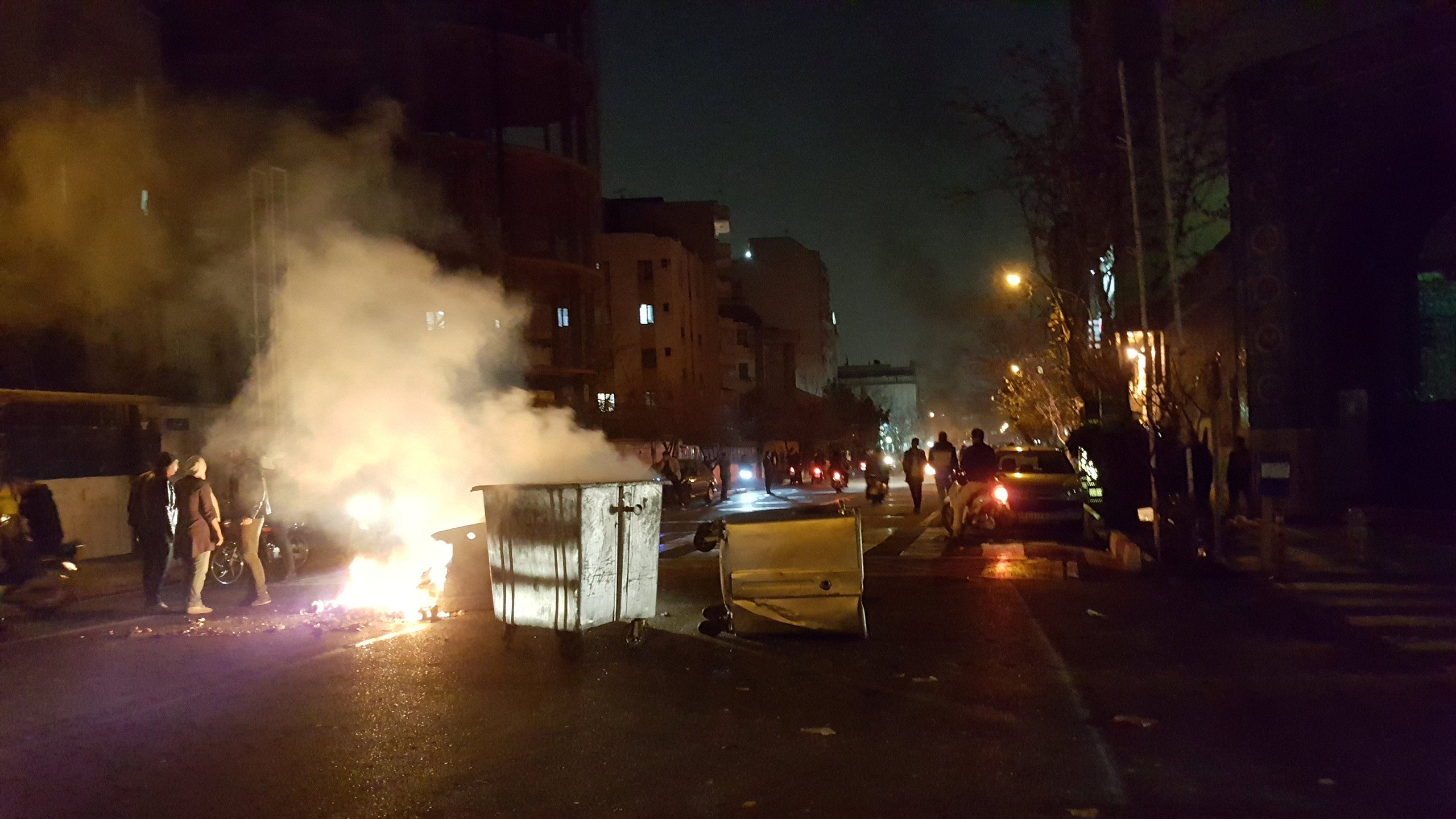 الاحتجاجات تتواصل بأنحاء إيران والنظام يتوعد
