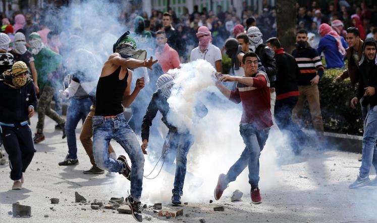 استمرار المواجهات بين الفلسطينيين وقوات الاحتلال في الخليل والضفة الغربية