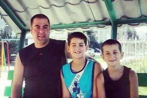 صورة للطبيب مع انجاله