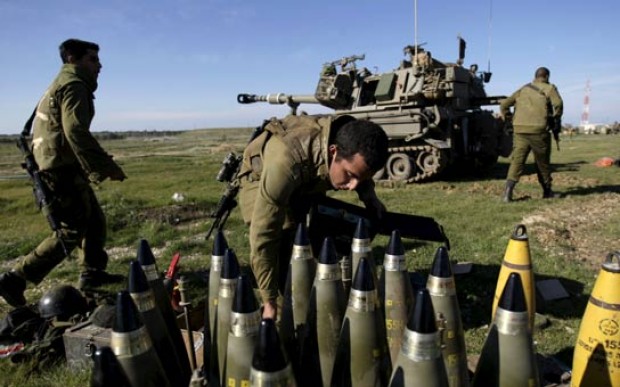 جنود الاحتلال يجمع صواريخ (أرشيف)