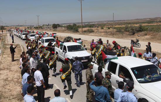 جماهير غفيرة تستقبل جثامين الشهداء 