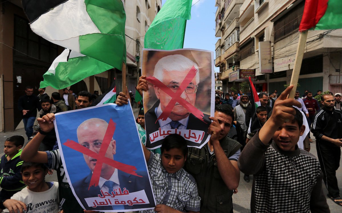 جانب من المسيرات التي خرجت في قطاع غزة ضد سياسة عباس (صورة: وكالة صفا)