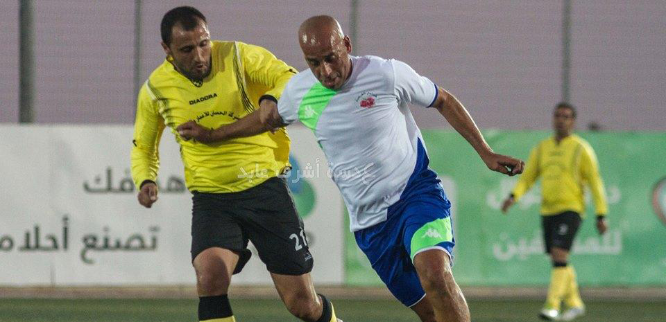 عباس بالقميص الأبيض يمينا قبل وفاته بدقائق