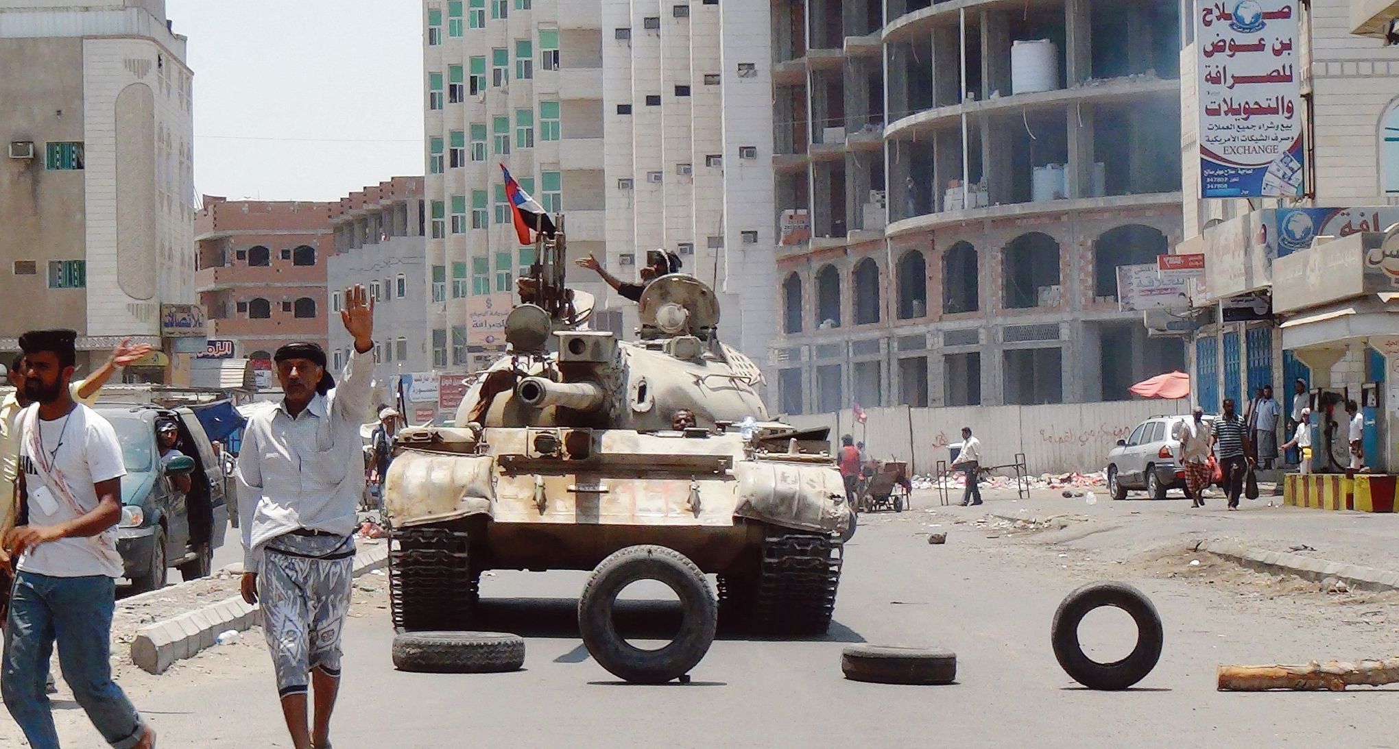 اشتباكات عنيفة بعدن ودعوة لمواجهة "الانقلاب"