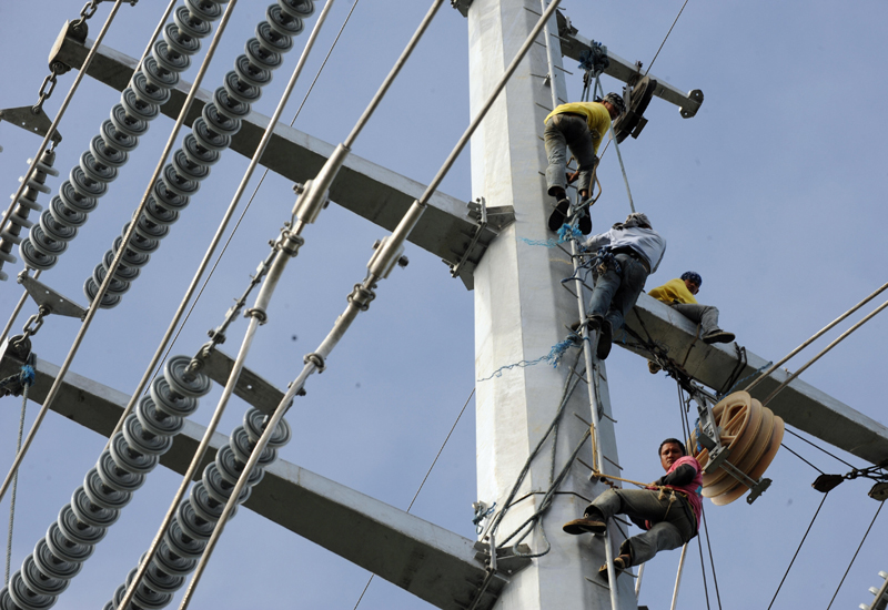 عمليات صيانة على احد الخطوط في مصر(الأرشيف)