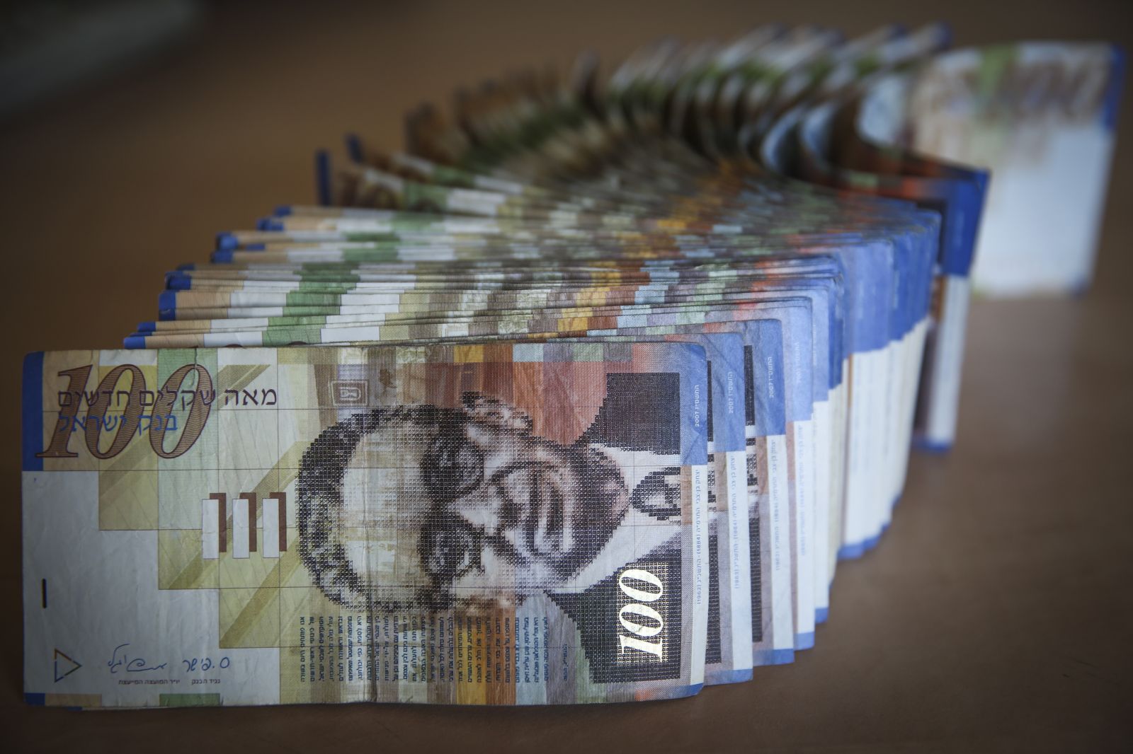 انخفاض سعر صرف الدولار مقابل الشيقل  