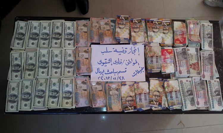 القبض على مجموعة سرقت 46 ألف $ بغزة