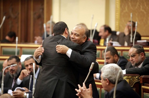 مصر ..الدستورية توقف قرار مرسي بانعقاد البرلمان