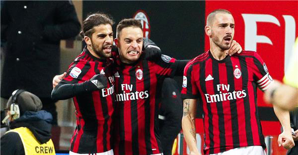 فرحة لاعبي ميلان بالفوز