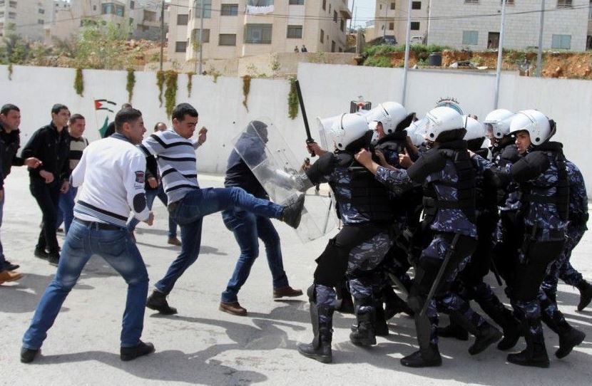   أمن السلطة يعتقل أسير محررا ويستدعي مواطنيْن