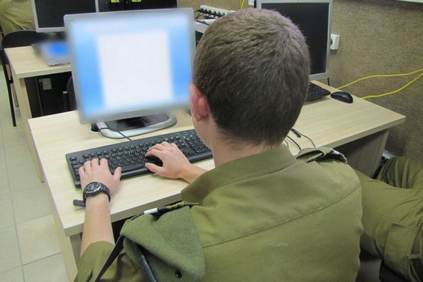 مجلة: "إسرائيل" تراقب حسابات "فيس بوك" ومحادثات "واتس آب"