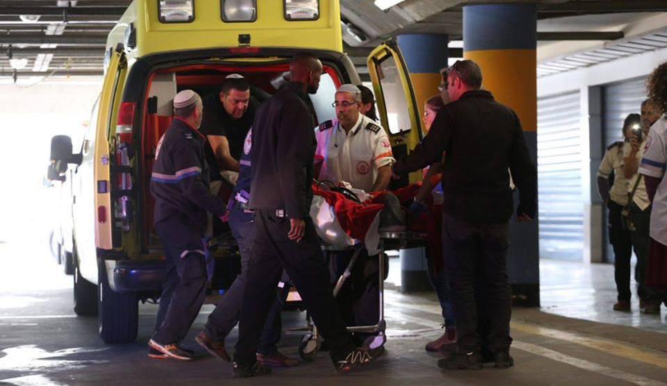 لحظة وصول الشاب منفذ العملية للمستشفى