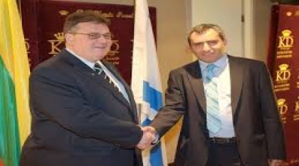 زئيف إلكين يمينًا، وبجانبه إيفانجيلوس فينزيلوس (أرشيف)