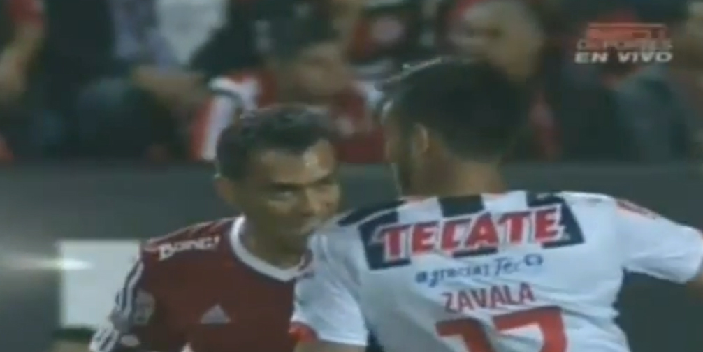 لحظة عض اللاعب