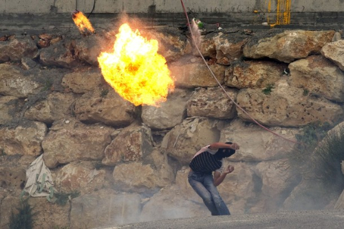 استهداف سيارة "اسرائيلية " بزجاجة حارقة 