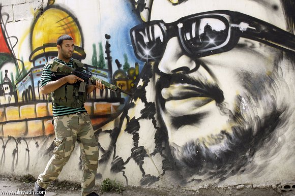 لاجئ فلسطيني مسلح في مخيم بلبنان (أرشيفية)