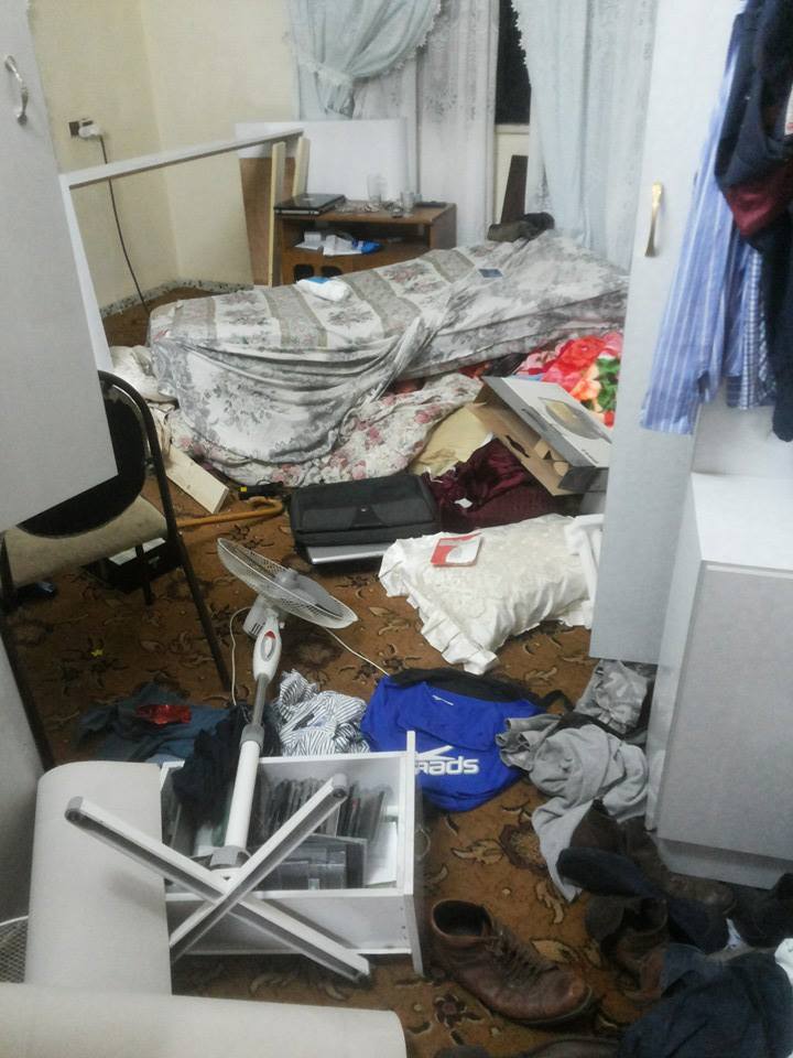 صورة من المنزل بعد مداهمه الاحتلال له 