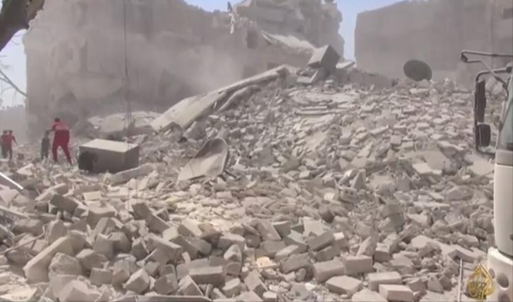 القصف الجوي يحول مباني سكنية في حي الصالحين بحلب إلى تلال من الركام