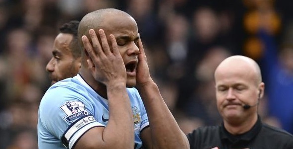 كومباني حزينا لحظة حصوله على البطاقة الحمراء