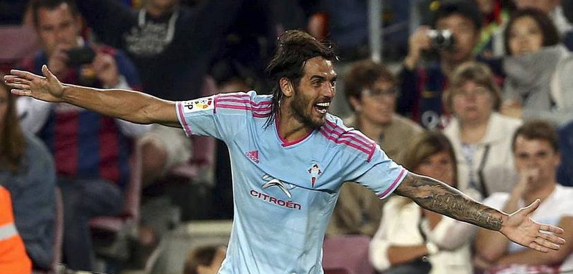 فرحة لاريفي بإحرازه الهدف في برشلونة