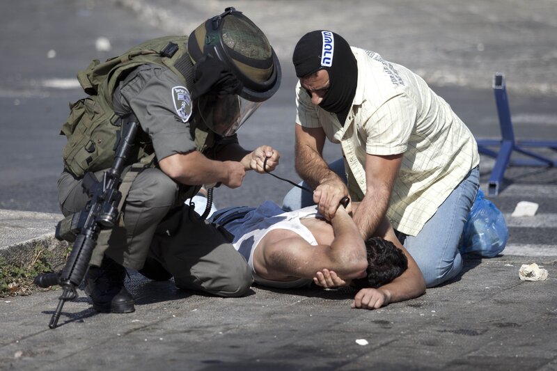 قوات الاحتلال تعتقل شاب فلسطيني (الأرشيف)