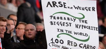 مشجع ستوك سيتي يهاجم فينغر