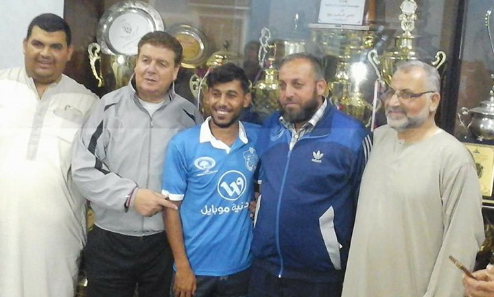 السطري بالقميص الأزرق