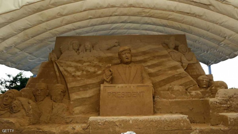 متحف ياباني يحتفي بترامب على الرمال