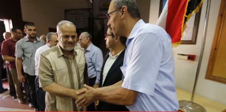 القيادي خضر حبيب خلال مشاركته في بيت عزاء الجنود المصريين بمدينة غزة
