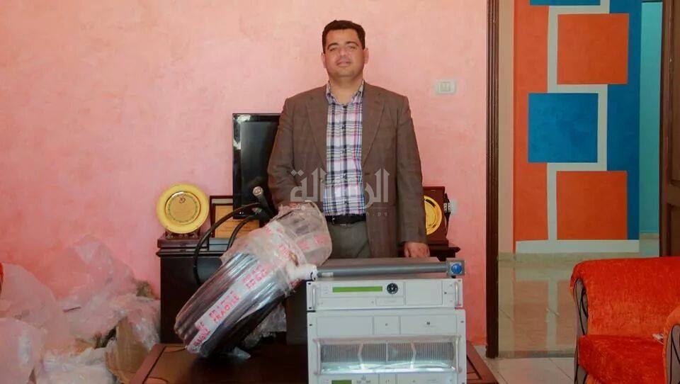 هنية بجانب جهاز البث الخاص بمرئية أمواج الرياضية