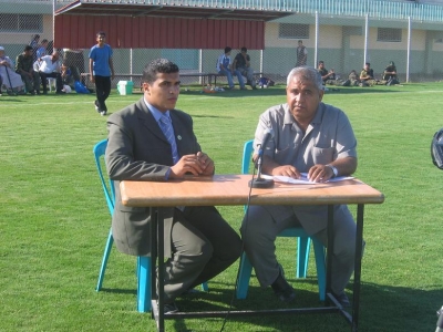 الزميل أحمد أبو دياب بجانب نعيم سلامة