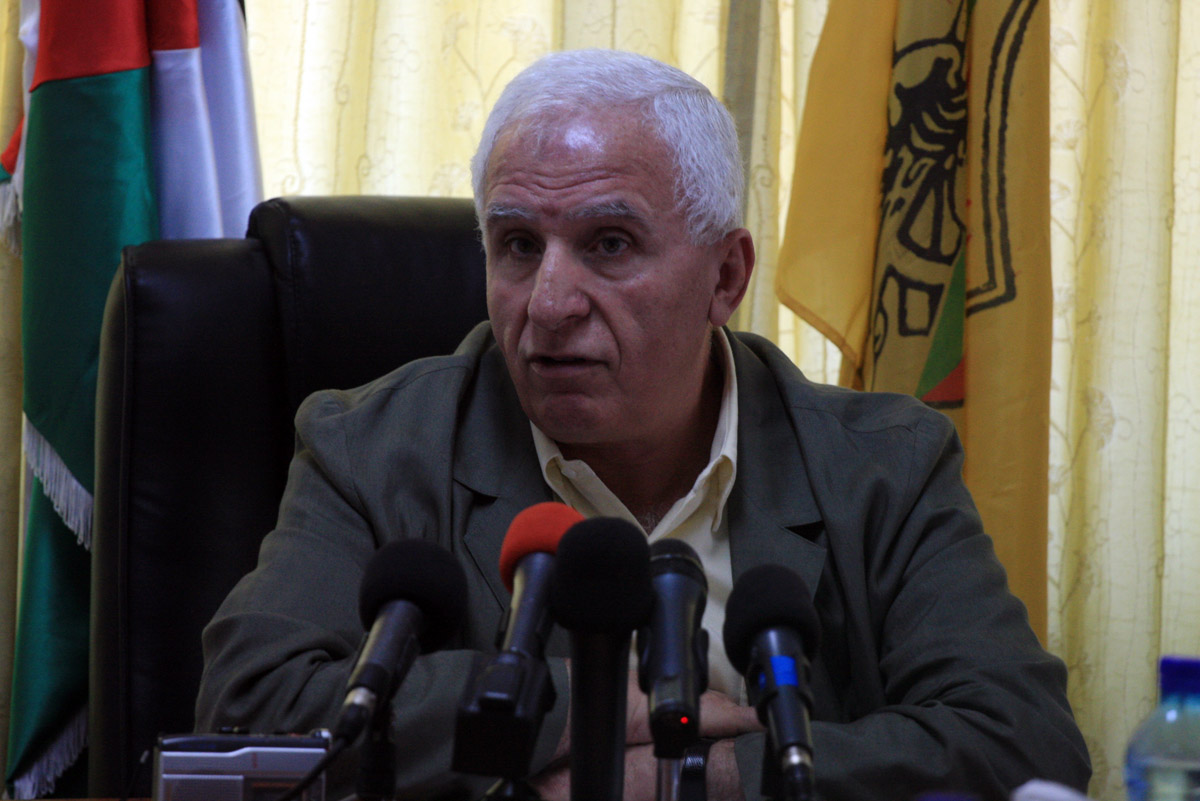 عزام الأحمد.. كومبارس بـ"وجهين" 