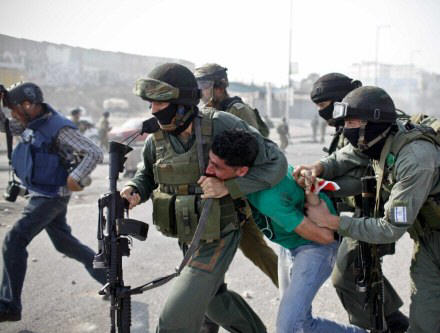 الاحتلال يعتقل شبان برام الله