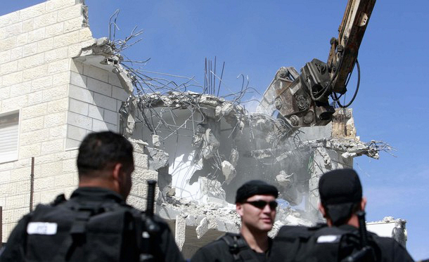 قوات الاحتلال تهدم بيوت المواطنين الفلسطنيين  (أرشيف)