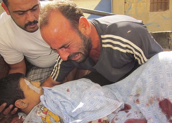 لاجئ فلسطيني يبكي على استشهاد ابنه (أرشيف)