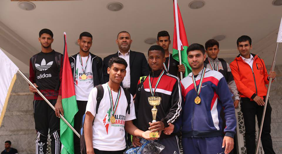 صورة جماعية للفائزين بالسباق