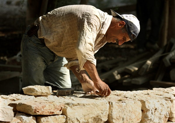 أحد العمال الفلسطينين (أرشيف)