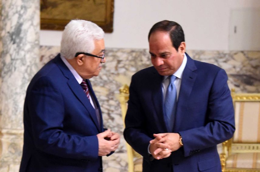 السيسي يمينا وبجانبه عباس