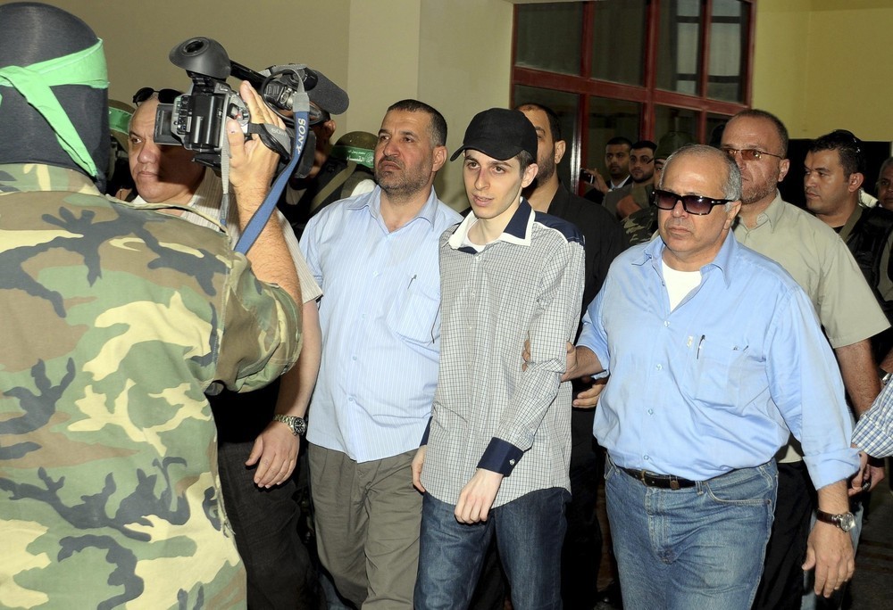 خلال تسليم شاليط للجانب المصري