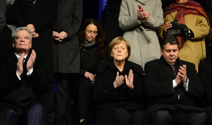 ميركل خلال مشاركتها في مسيرة الثلاثاء بالعاصمة برلين