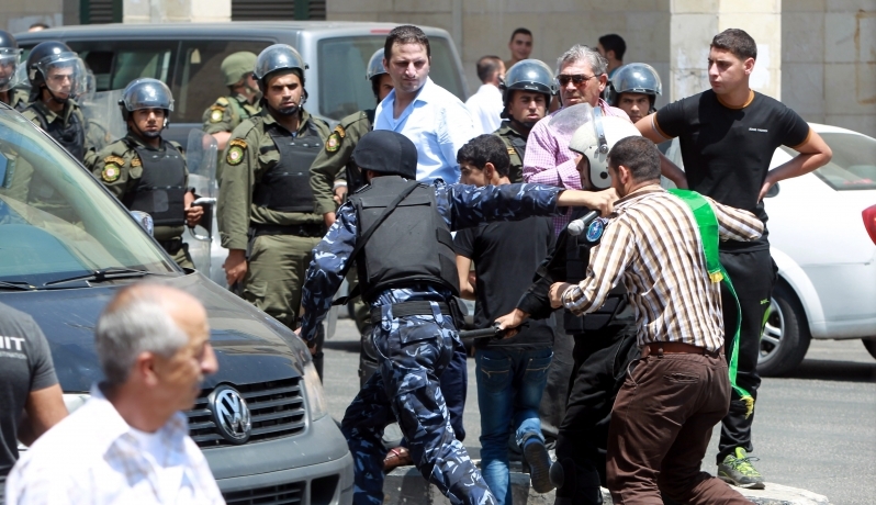 صور اعتقال أجهزة السلطة احد المواطنين 