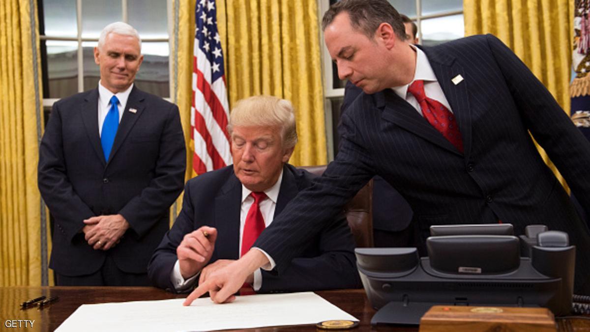 صورة لترامب أثناء لقاء المخابرات الأمريكية والتوقيع على قرارات 