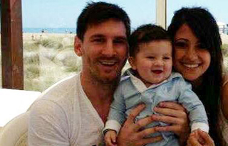 ميسي يقدم نجله تياجو للعالم