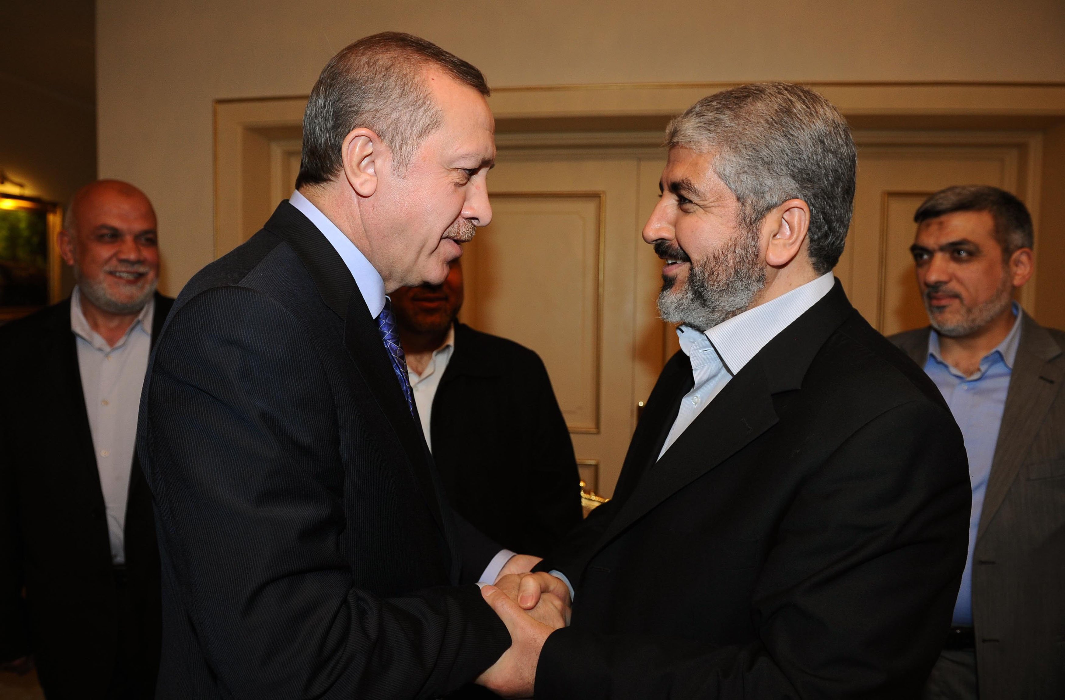 اردوغان في استقبال خالد مشعل خلال زيارة سابقة لأنقرة