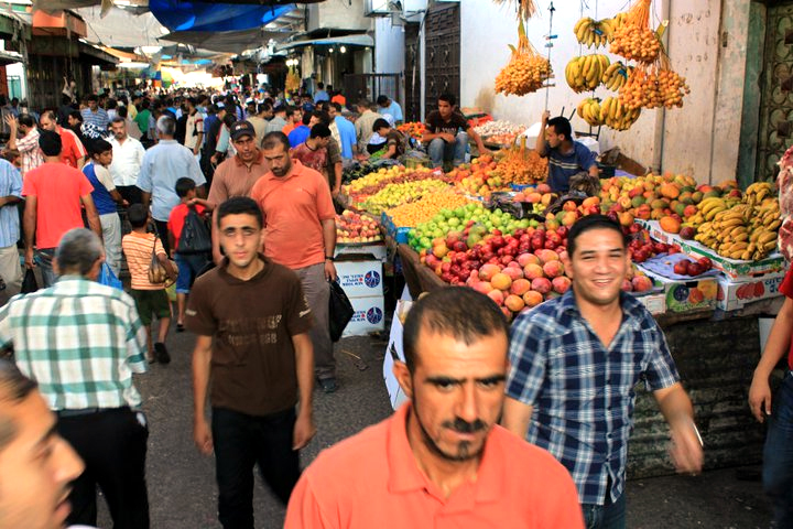 مواطنون في سوق بغزة (الأرشيف)