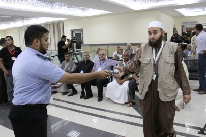 مسافرين عبر معبر رفح البري (الأرشيف)