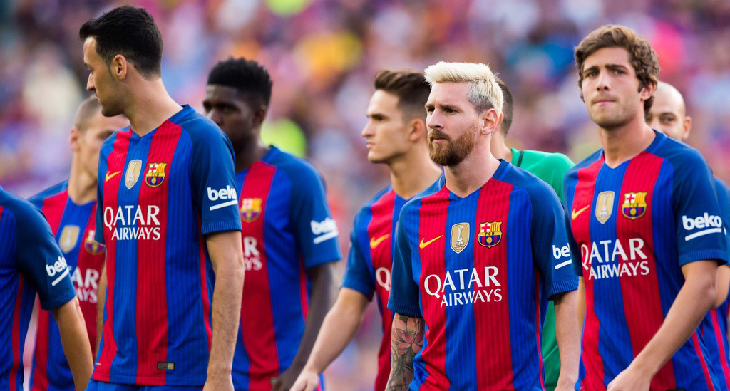 قميص برشلونة عليه شعار شركة طيران قطر